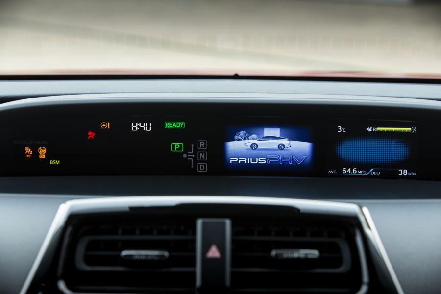 Панель приборов Toyota Prius Plug-in Hybrid Business Edition+ 2019 года  (UK) (фото 27 из 30)